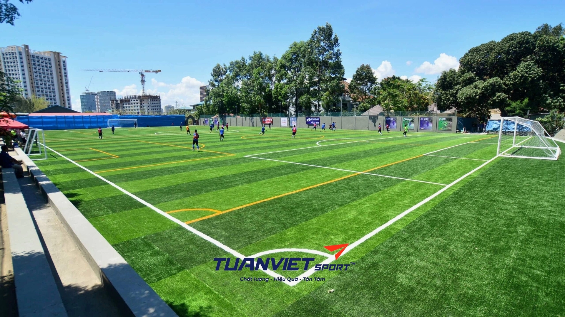 Thi công sân bóng cỏ nhân tạo tại Đà Nẵng