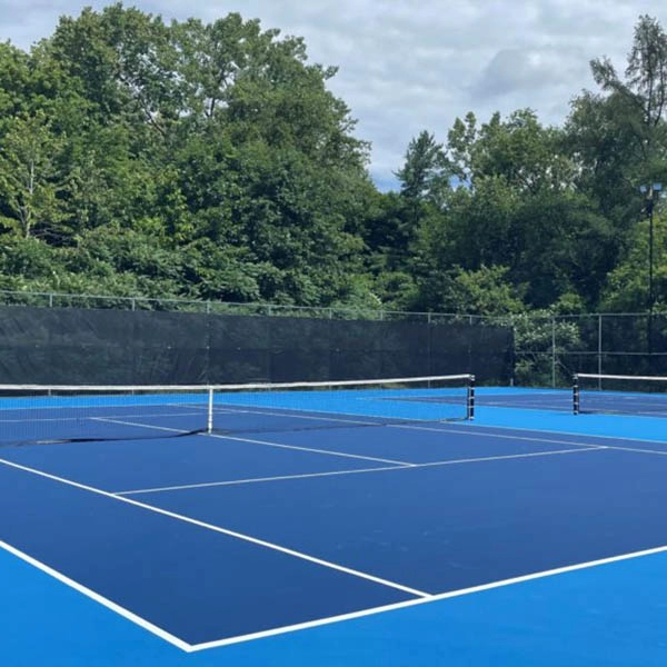 So sánh thảm sân Pickleball trong nhà và ngoài trời