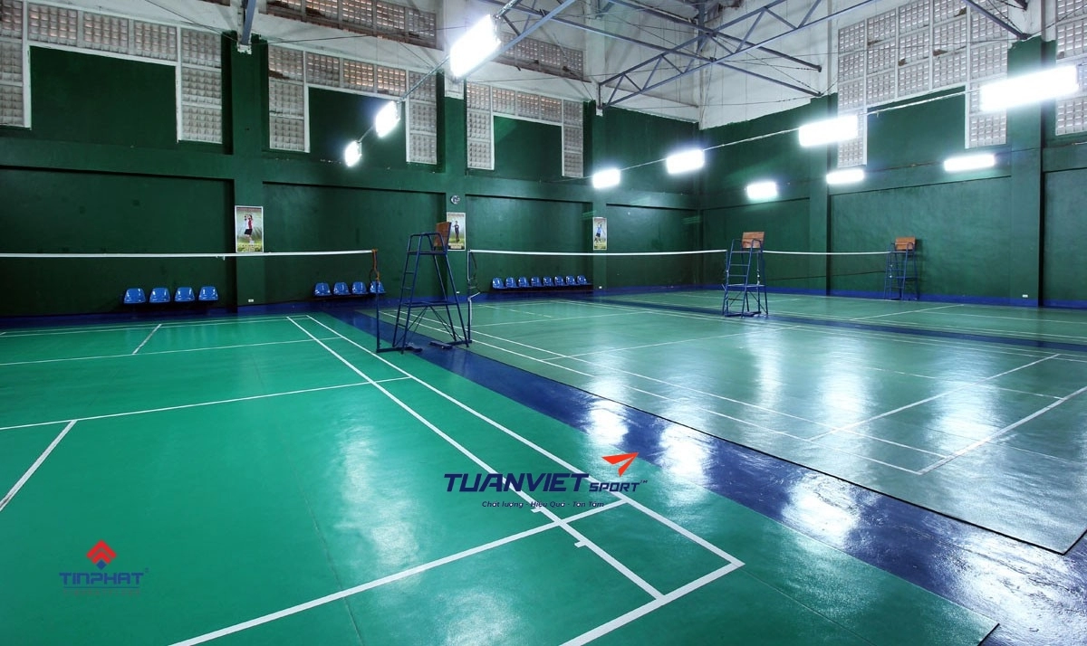 Bảng giá thi công sân cầu lông nhà thi đấu mới nhất