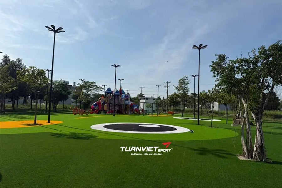 Thiết kế sân chơi cho trẻ em với cỏ nhân tạo: Xu hướng không gian xanh an toàn