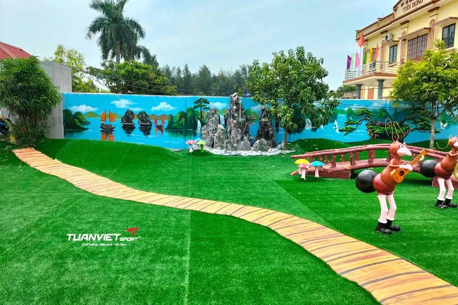 Vì sao thảm cỏ nhân tạo trường mầm non ngày càng được ưa chuộng?