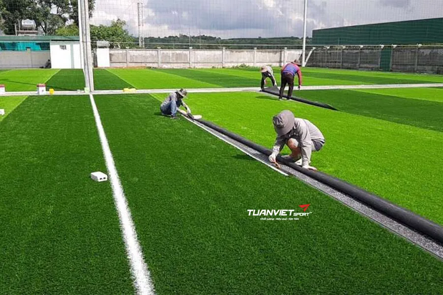 Hướng dẫn quy trình thi công sân cỏ nhân tạo và những yếu tố cần chú ý