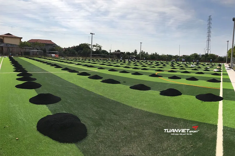 Tại sao nên rải hạt cao su cho sân cỏ nhân tạo để tăng độ bền và an toàn?