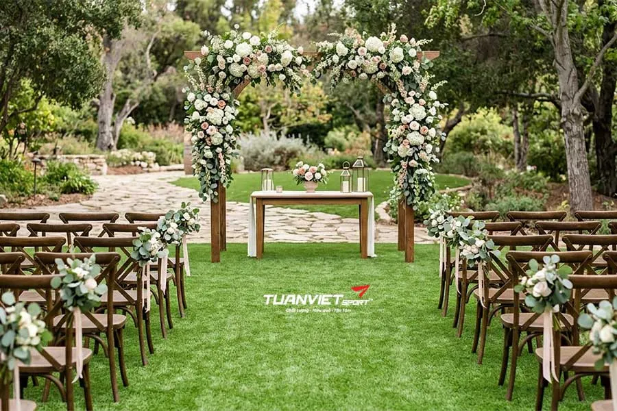 Tổ chức tiệc cưới nên dùng thảm cỏ nhân tạo loại nào phù hợp nhất?