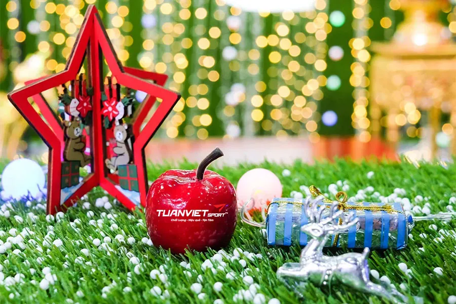 Biến góc nhà thành không gian Giáng sinh xanh mát với cỏ nhân tạo mini