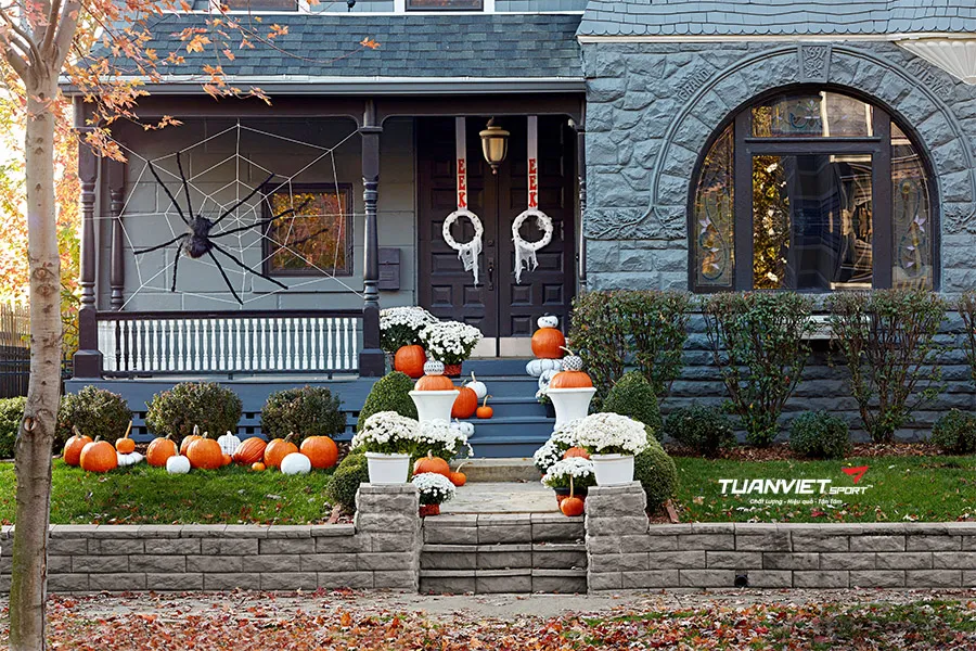 Thiết kế cổng chào Halloween bằng cỏ nhân tạo