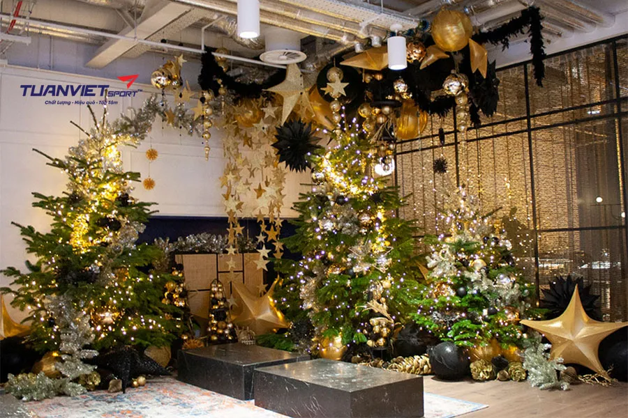 Ý tưởng trang trí Noel bằng cỏ nhân tạo cho cửa hàng và showroom nổi bật dịp cuối năm