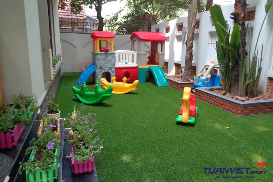 Ứng dụng của thảm cỏ nhân tạo sân vườn trong trường học – Giải pháp an toàn và tiện lợi