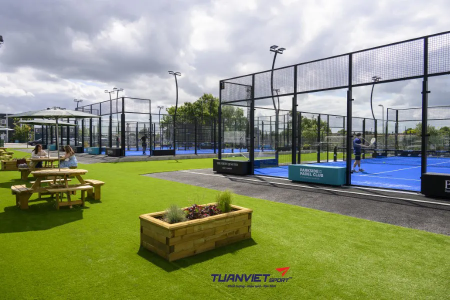 Thi công sân padel ngoài trời và trong nhà - Đâu là lựa chọn phù hợp?
