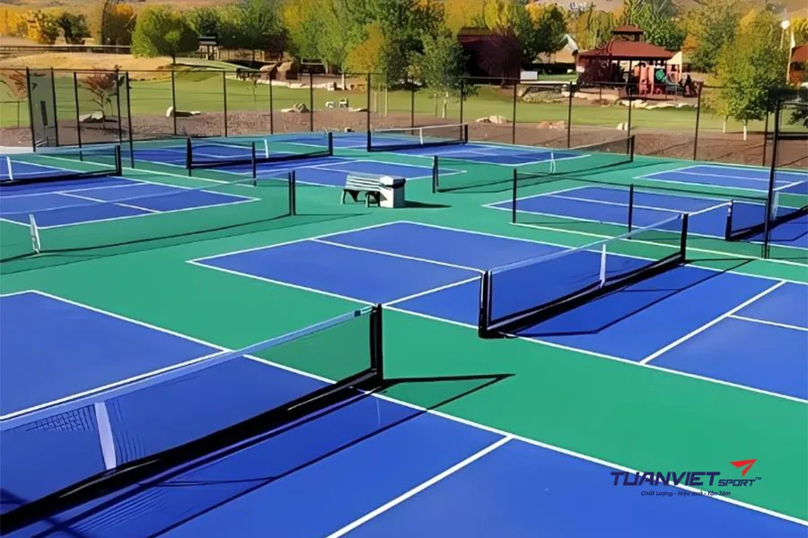 Các loại bề mặt sân pickleball phổ biến: Ưu – nhược điểm và ứng dụng thực tế