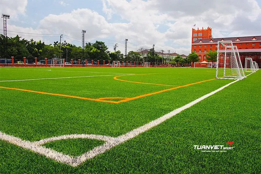Chi phí làm sân bóng đá cỏ nhân tạo cho từng loại sân 5 7 11 người