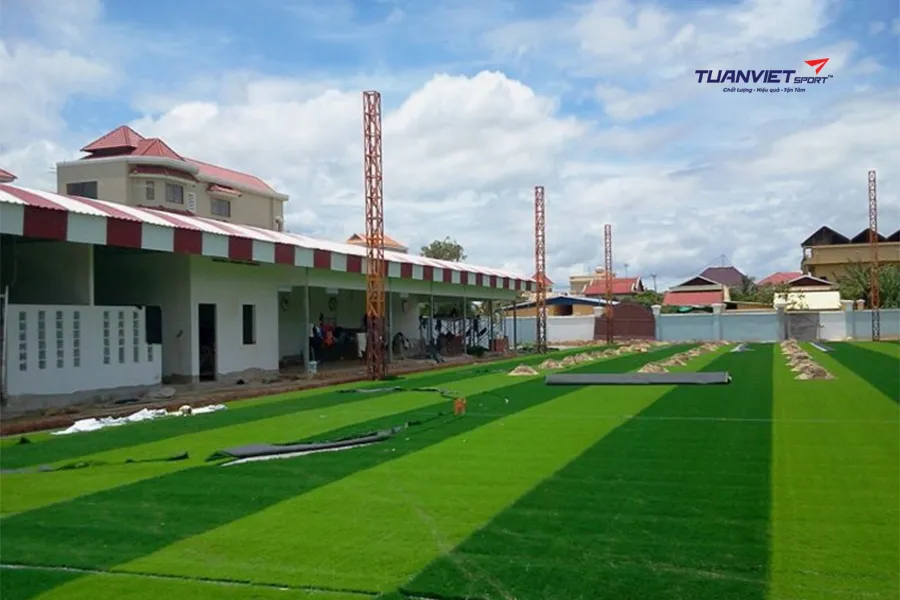 Quy trình thi công nền hạ sân bóng đá đạt chuẩn kỹ thuật và độ bền cao