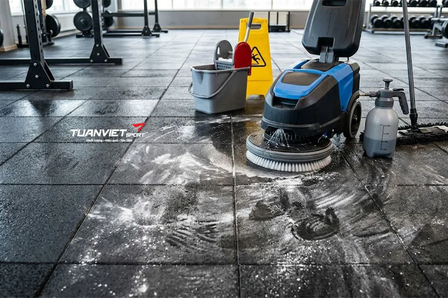 Bí quyết vệ sinh và bảo dưỡng sàn phòng gym chống trơn trượt hiệu quả