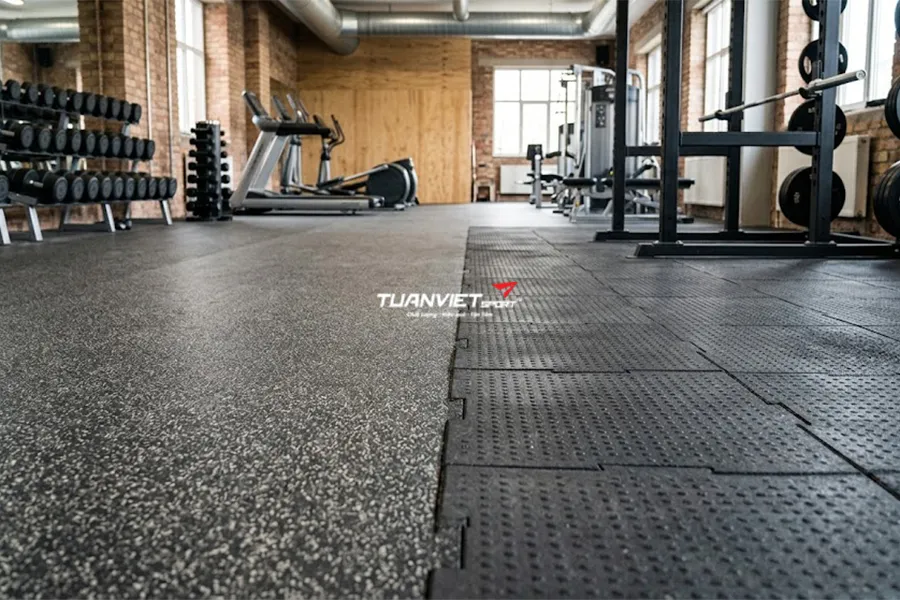 So sánh thảm cao su và gạch cao su trong phòng gym nên chọn loại nào?