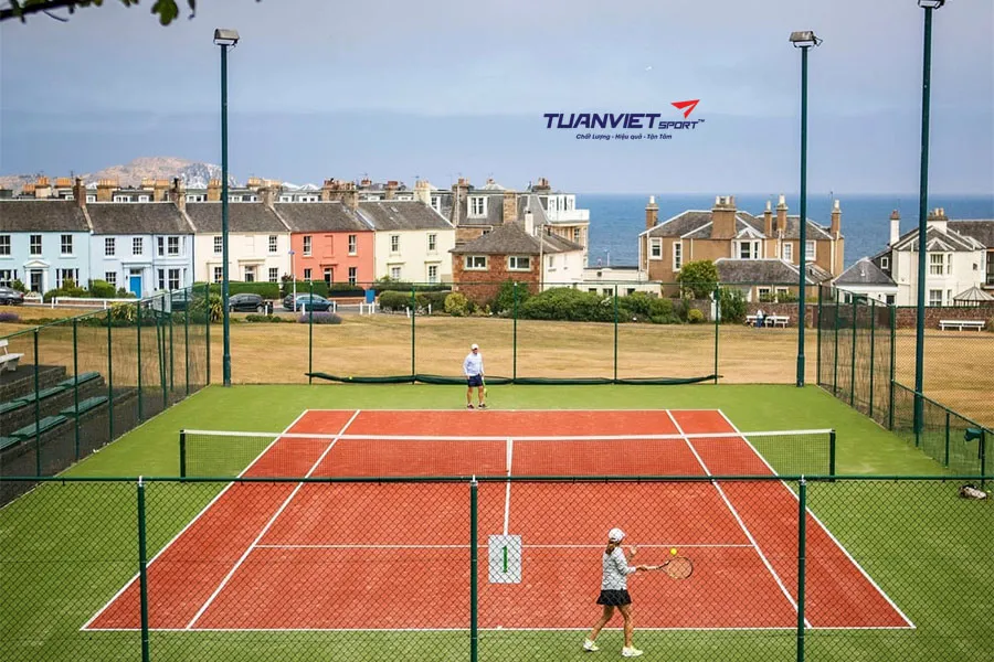 Sân tennis chuẩn gồm những gì? Quy chuẩn kích thước, mặt sân và chi phí thi công