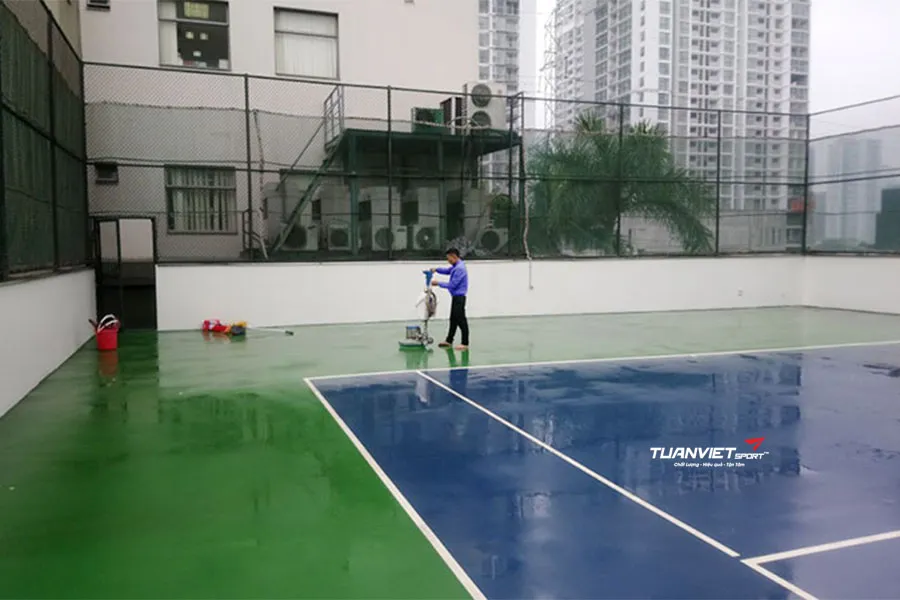 Cách vệ sinh sân tennis hiệu quả để duy trì chất lượng mặt sân