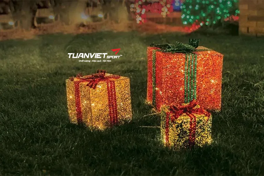 Mẹo giữ màu cỏ nhân tạo luôn tươi khi trưng bày dưới ánh đèn Noel