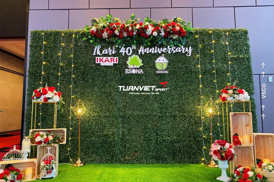 Tạo sân khấu hoặc backdrop Noel ấn tượng bằng cỏ nhân tạo cho sự kiện cuối năm