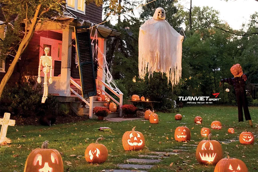 Trang trí Halloween ấn tượng với cỏ nhân tạo, đầu lâu giả và phụ kiện ma mị