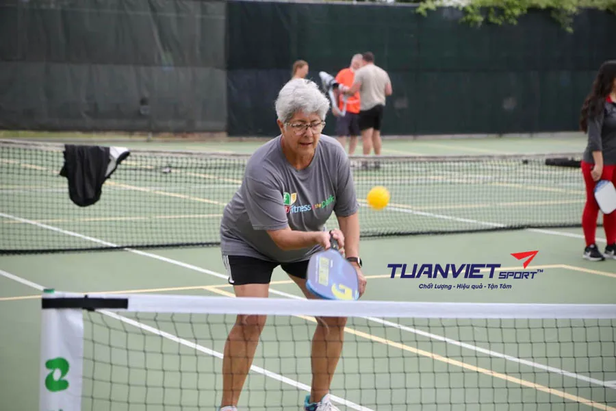3 kỹ thuật trả giao bóng pickleball giúp bạn giữ thế chủ động