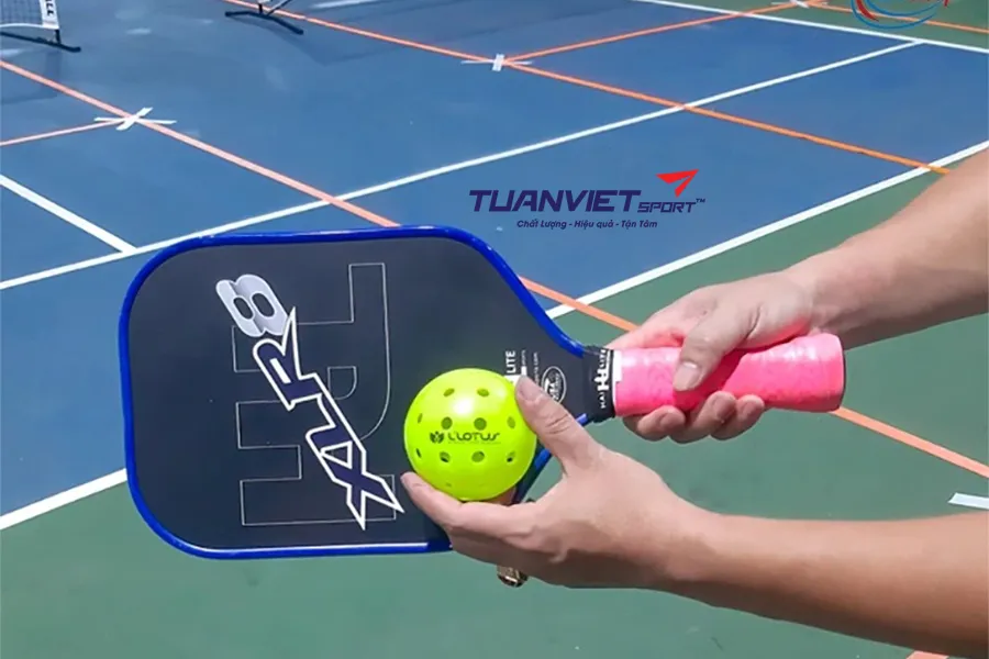 5 bước cải thiện cú giao bóng trong Pickleball để mạnh mẽ và chính xác hơn