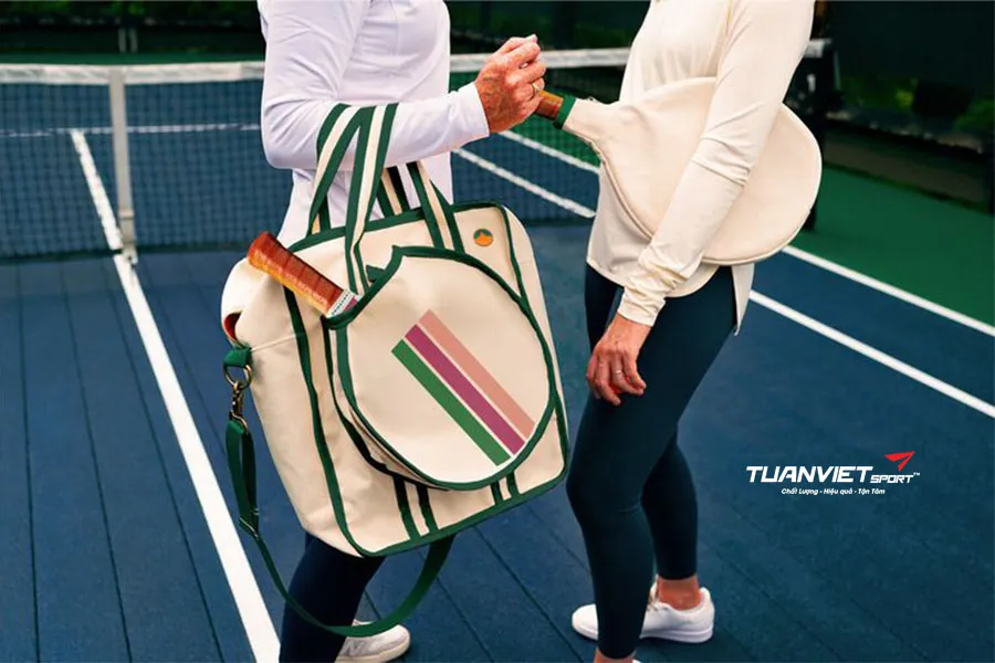 5 lý do bạn nên treo túi pickleball trên hàng rào thay vì đặt dưới đất