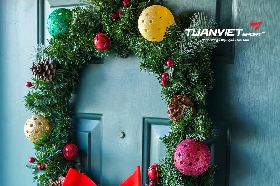 Cách biến bóng và vợt Pickleball thành đồ trang trí mùa lễ hội