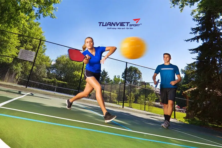 Cách chơi Pickleball hiệu quả trong thời tiết gió và mưa