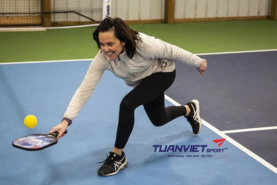Cách phòng tránh đau khớp khi chơi Pickleball cho người trên 40 tuổi