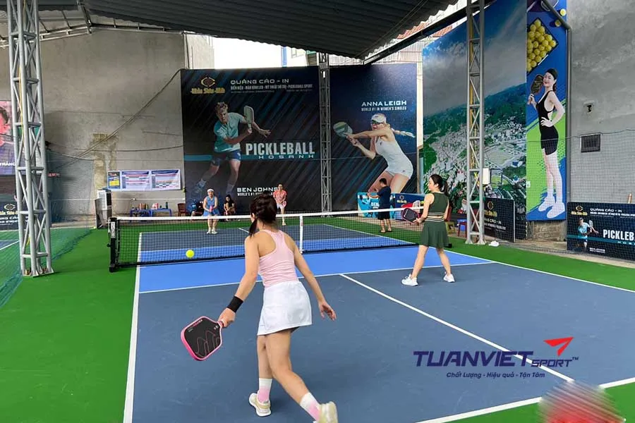 Cách sống sót qua những trận Pickleball nắng nóng