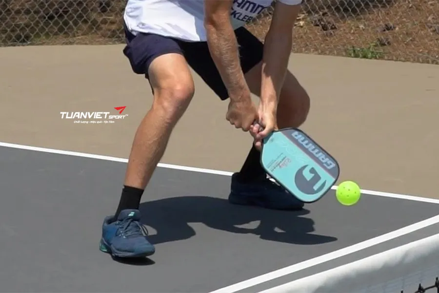 Cách sử dụng cú đánh Backhand hai tay hiệu quả trong đơn và đôi Pickleball