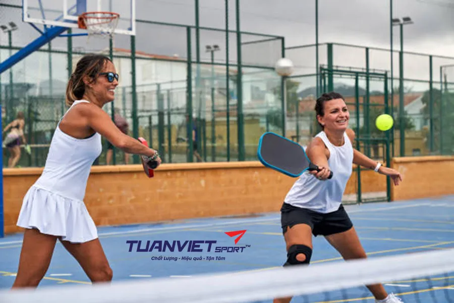 Cách xử lý cú đánh khi đứng chân sau trong Pickleball để không mất điểm oan