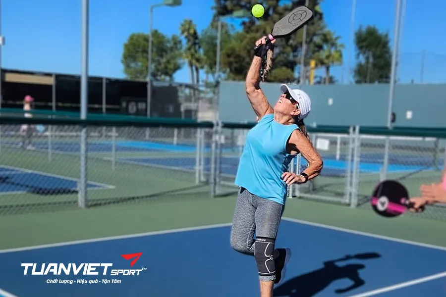 Có được phép vượt qua mặt phẳng lưới trong Pickleball không?