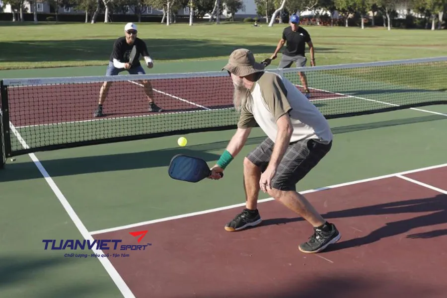 Có nên luôn đánh drive khi đối thủ đánh bóng xoáy cắt trong Pickleball?