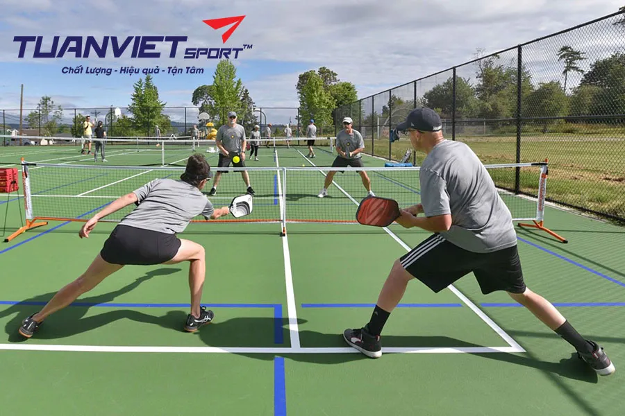 Có nên thực hiện cú Lob bóng về phía đèn hay mặt trời khi chơi Pickleball?