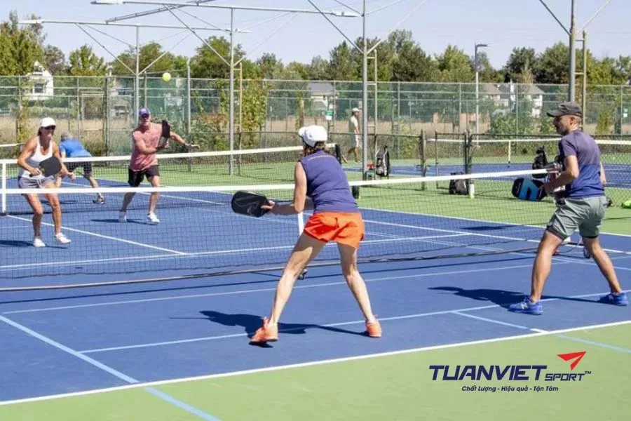 Giao bóng Pickleball hợp lệ hiểu đúng luật và xử lý khi bị thách thức