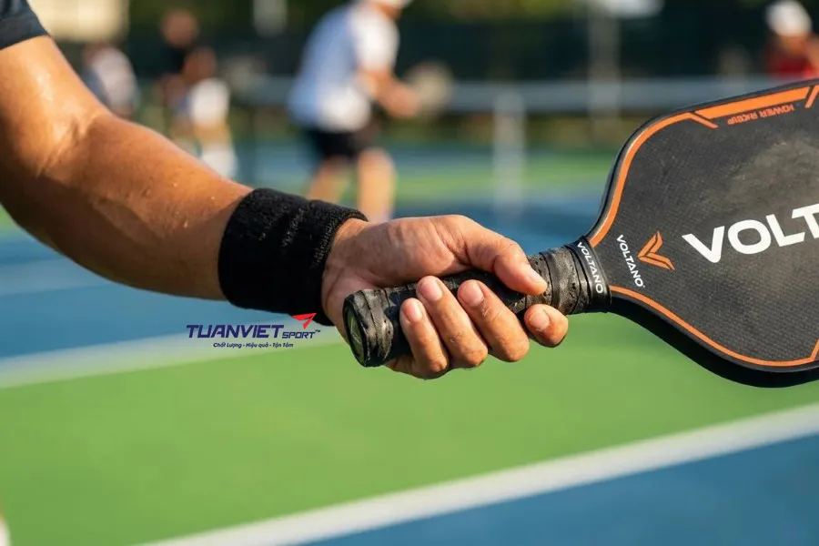Grip Pickleball Cho Người Ra Nhiều Mồ Hôi Tay: Nên Chọn Loại Nào?