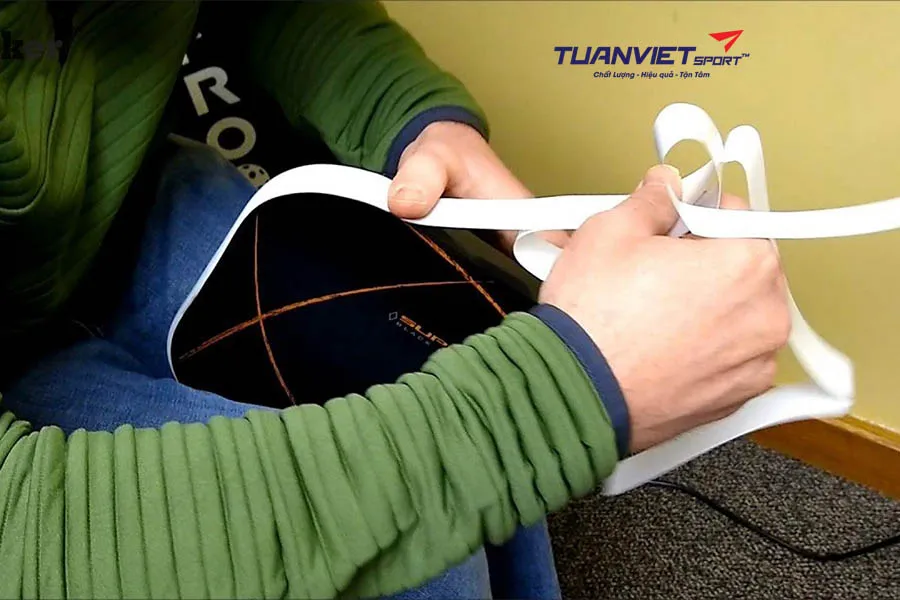 Hướng dẫn chi tiết cách bảo vệ vợt Pickleball bằng băng viền Edge Tape