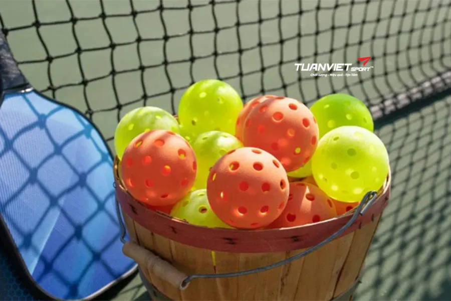 Hướng Dẫn Chọn Bóng Pickleball Phù Hợp: Trong Nhà Hay Ngoài Trời?