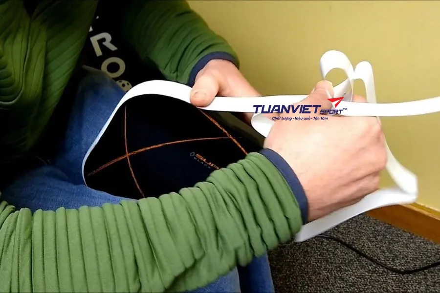 Hướng dẫn dán viền vợt Pickleball đúng cách, đơn giản cho người mới bắt đầu