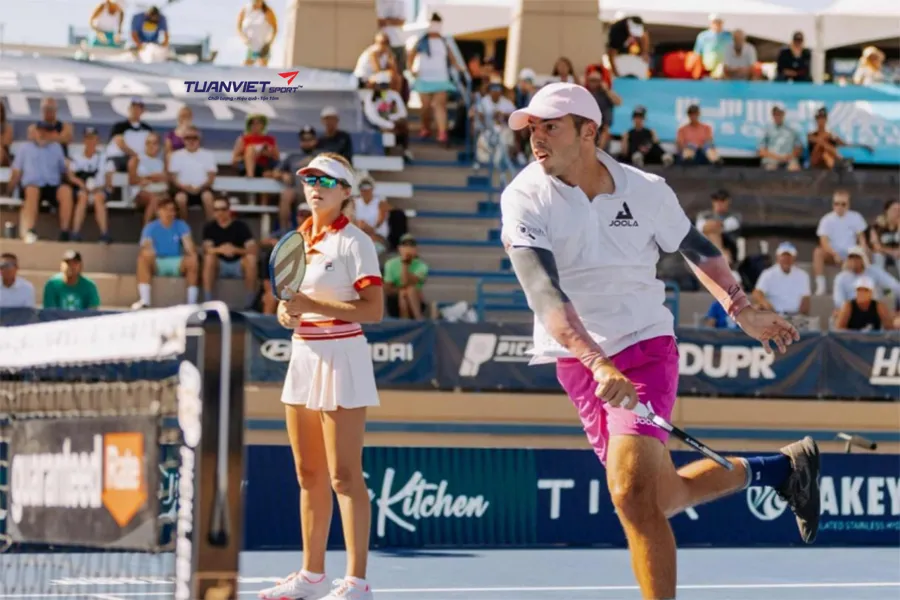 Khi “bao sân” phản tác dụng trong pickleball đôi nam nữ