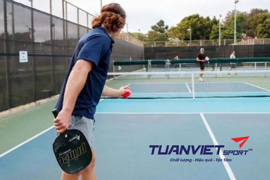 Kỹ thuật giao bóng bổng trong Pickleball: Hướng dẫn chi tiết cho người mới