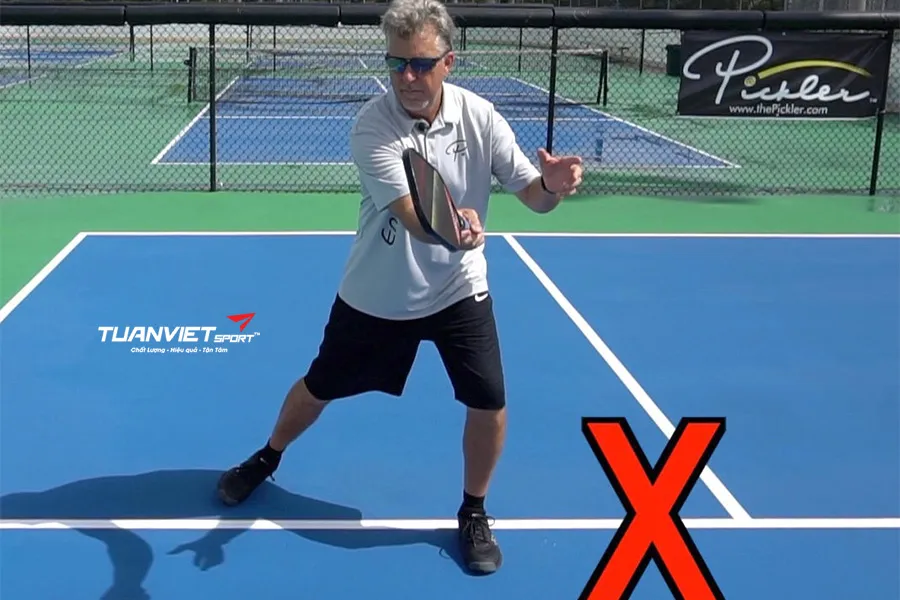 3 lỗi giao bóng phạm luật trong Pickleball mà người chơi thường mắc phải