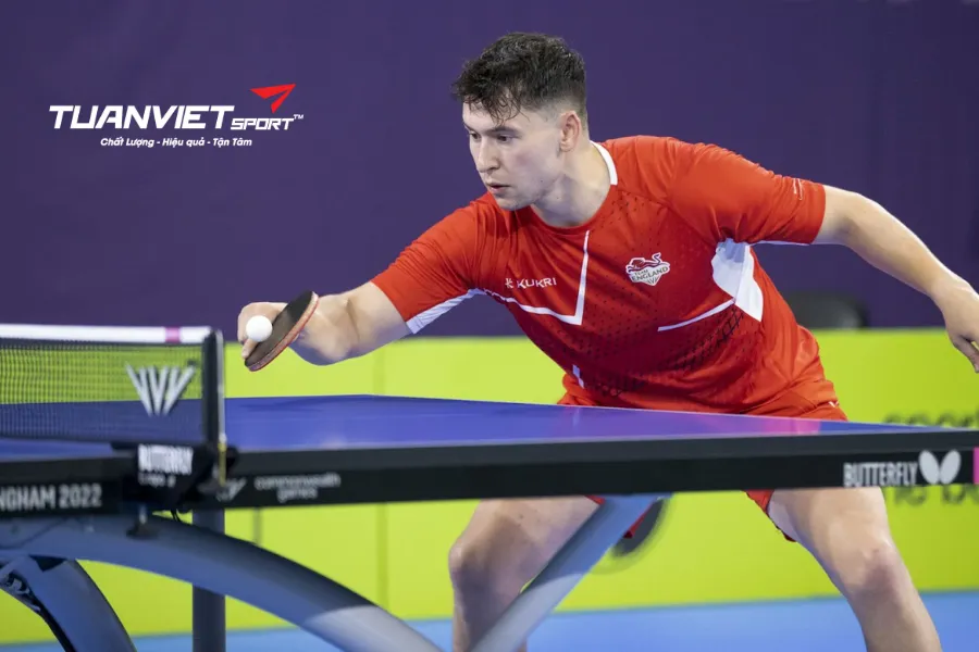 Độ ổn định cổ chân khi bước ngang: Vì sao giày bóng bàn “khác giày chạy”?