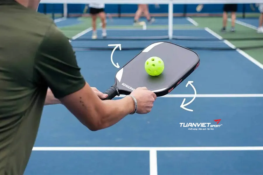 Carry trong Pickleball là gì? Cách nhận biết và tránh lỗi hiệu quả