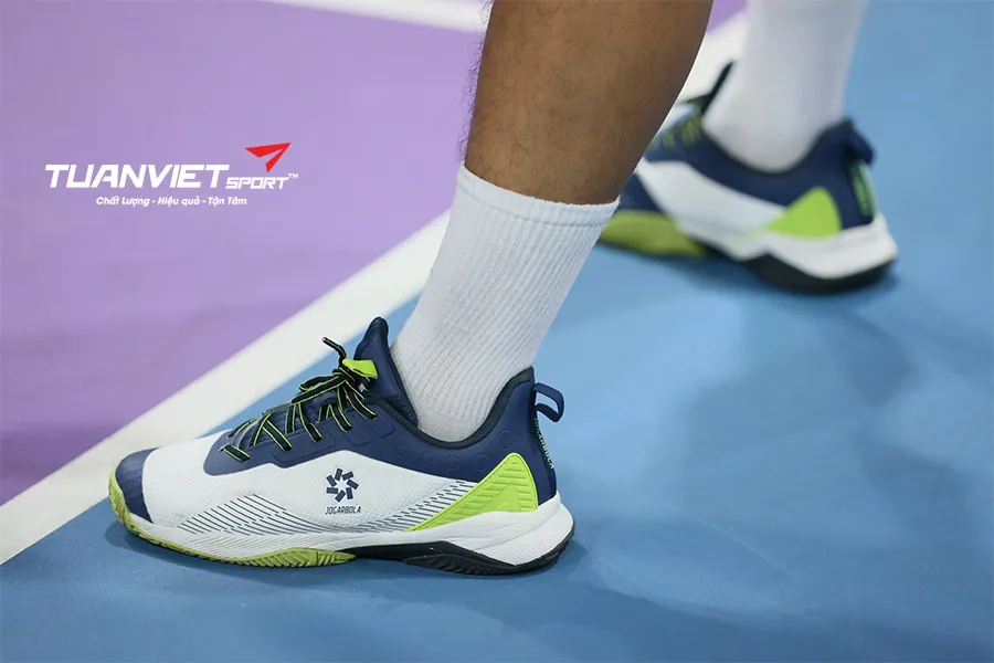 Có cần mua giày chuyên dụng cho pickleball không?