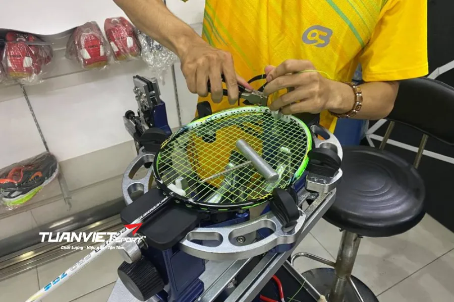 Giải đáp chi tiết có nên xả dây vợt cầu lông khi không chơi mà người mới cần biết