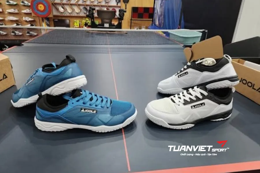 Người chơi tấn công (giật/điều bóng nhanh) cần tiêu chí gì ở giày bóng bàn?