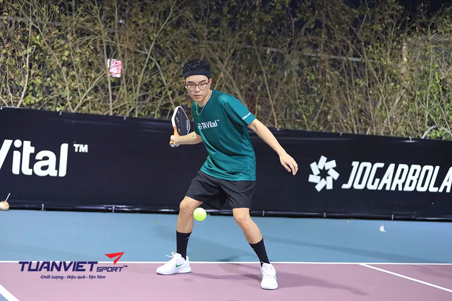 Vai trò của người chơi thuận tay trái trong kiểm soát đường bóng giữa ở pickleball