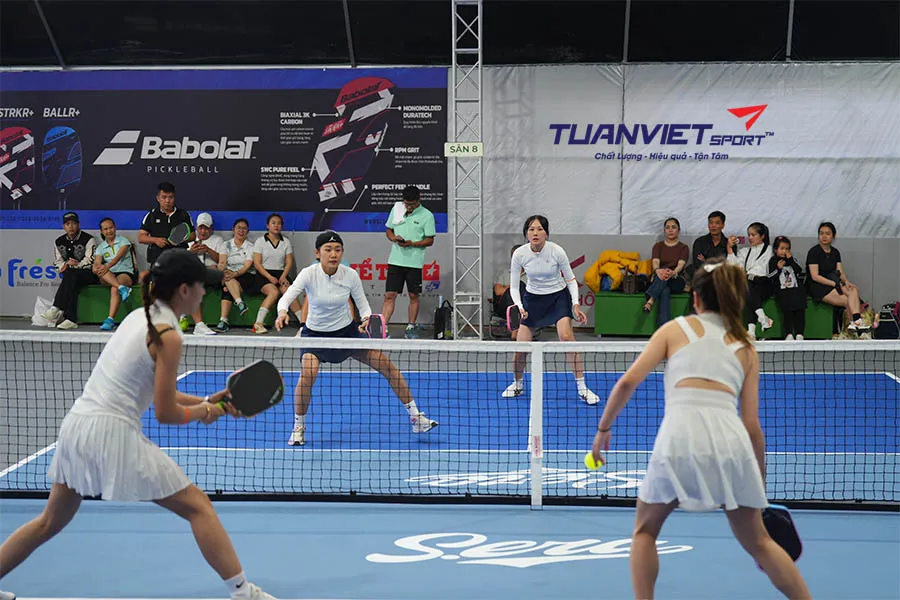 Nên dùng loại vợt nào để tối ưu hiệu suất trong Pickleball đơn và đôi?